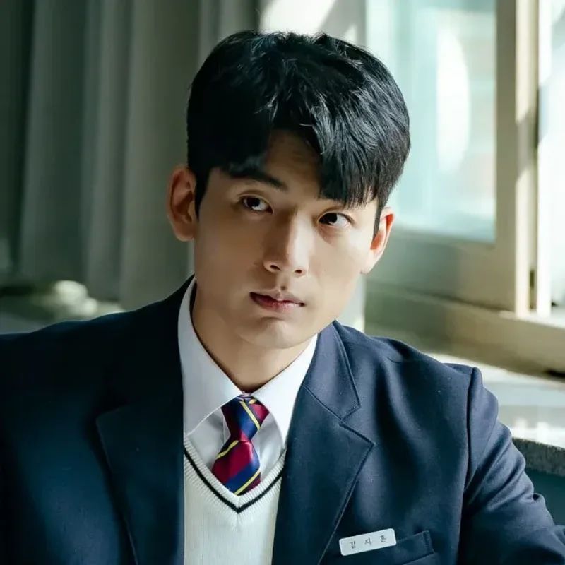 교복을 입고 교실 창가쪽 책상에 앉아 있는 국민사형투표의 김지훈