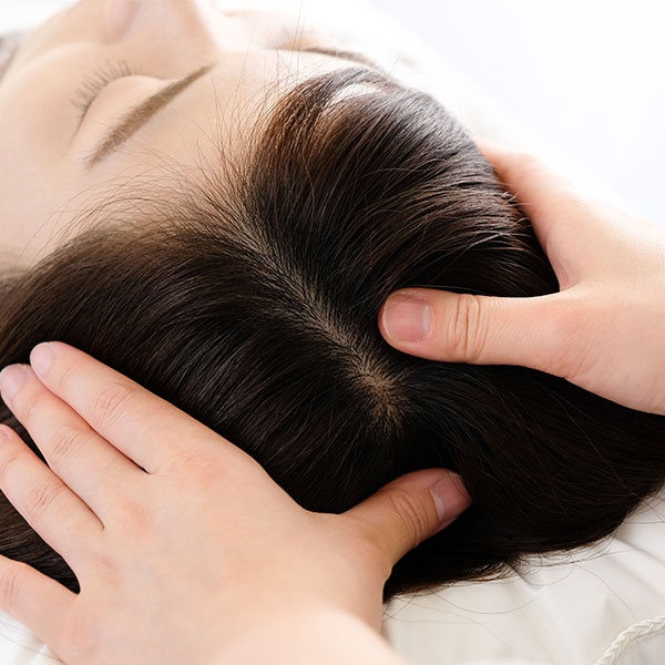 두피 관리받는 사진