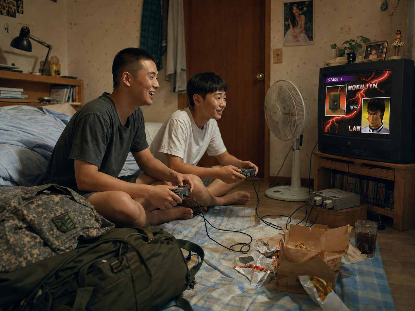첫 휴가를 나온 형이 동생과 플레이스테이션으로 철권 3를 즐기는 모습