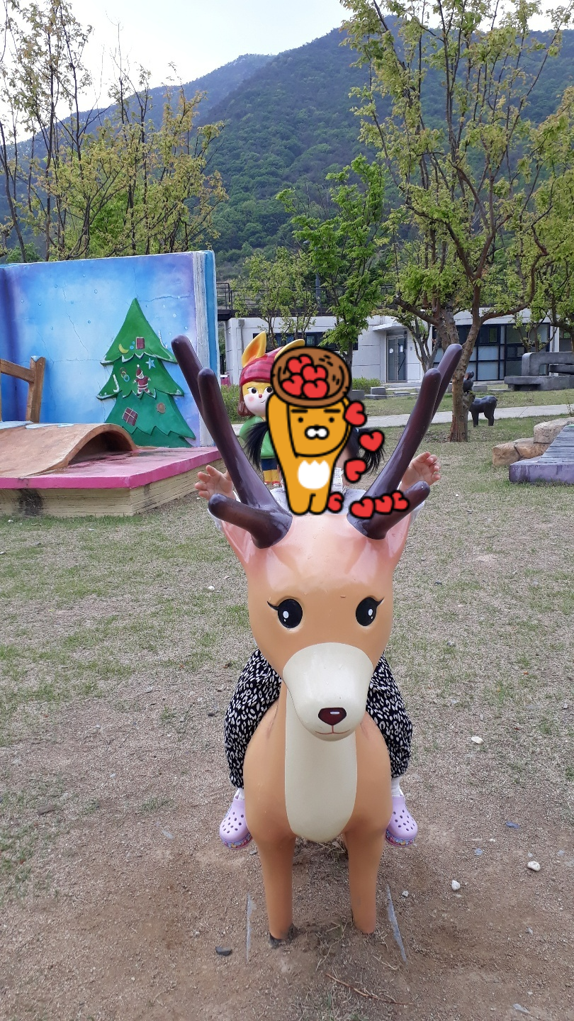 문경 에코월드 야외 테마파크 캐릭터 조형물 앞에서 즐거워하는 아이 모습