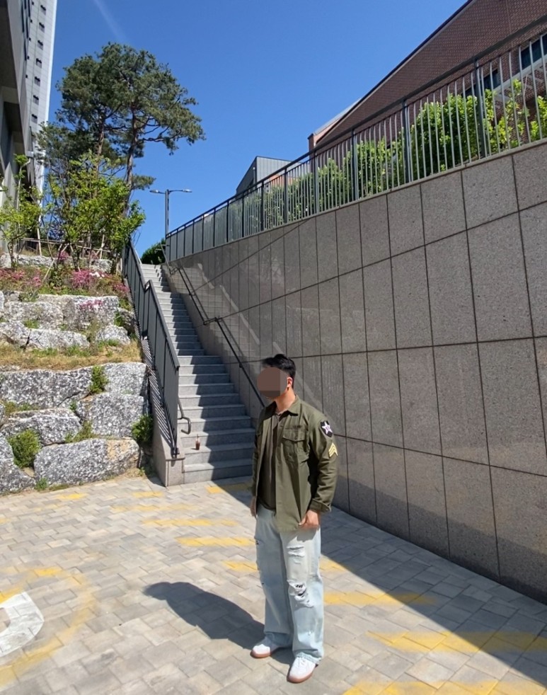 데일리룩(2024. 5. 3.) OG-107 존레논 셔츠 워크웨어 자켓 밀리터리, 구제 카키 티셔츠, 에러스익셉티드 데미지진 디스트레스드 데님팬츠, 푸마 독일군 아미 트레이너 뮬