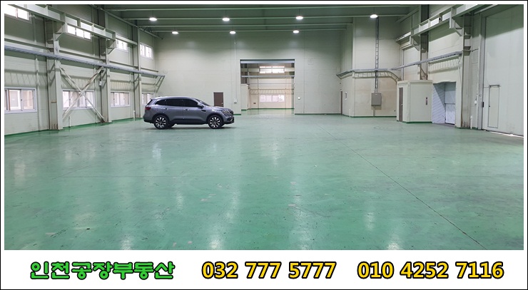 창고내부 모습-2개의 건물이 연결되어 있는 모습