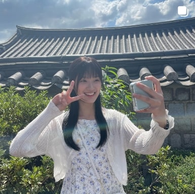 배우 김혜윤 브이 그리며 셀카 찍는 모습