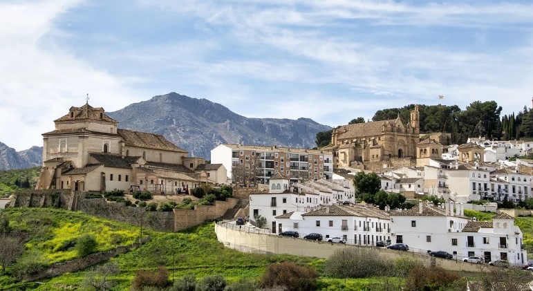 말라가 교회와 주택들