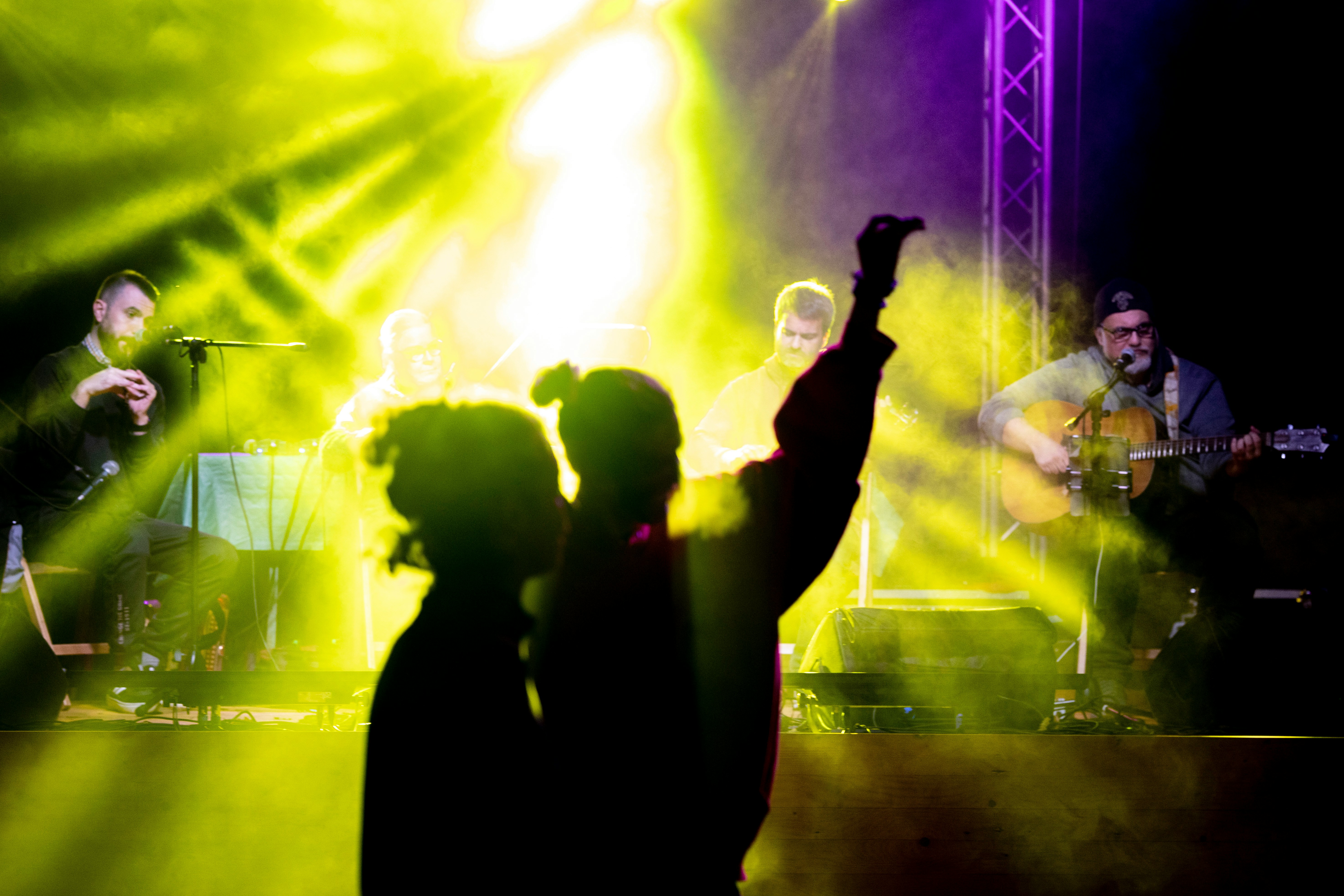 두 참가자의 실루엣이 마주 선 무대 관련 사진