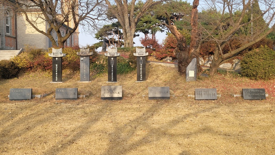 한국전쟁 때 순교한 페랭 신부와 윤복수 총회장, 송상현 복사, 그리고 황석수의 순교비