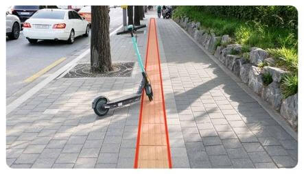 점자블럭 붉은색라인 위 킥보드