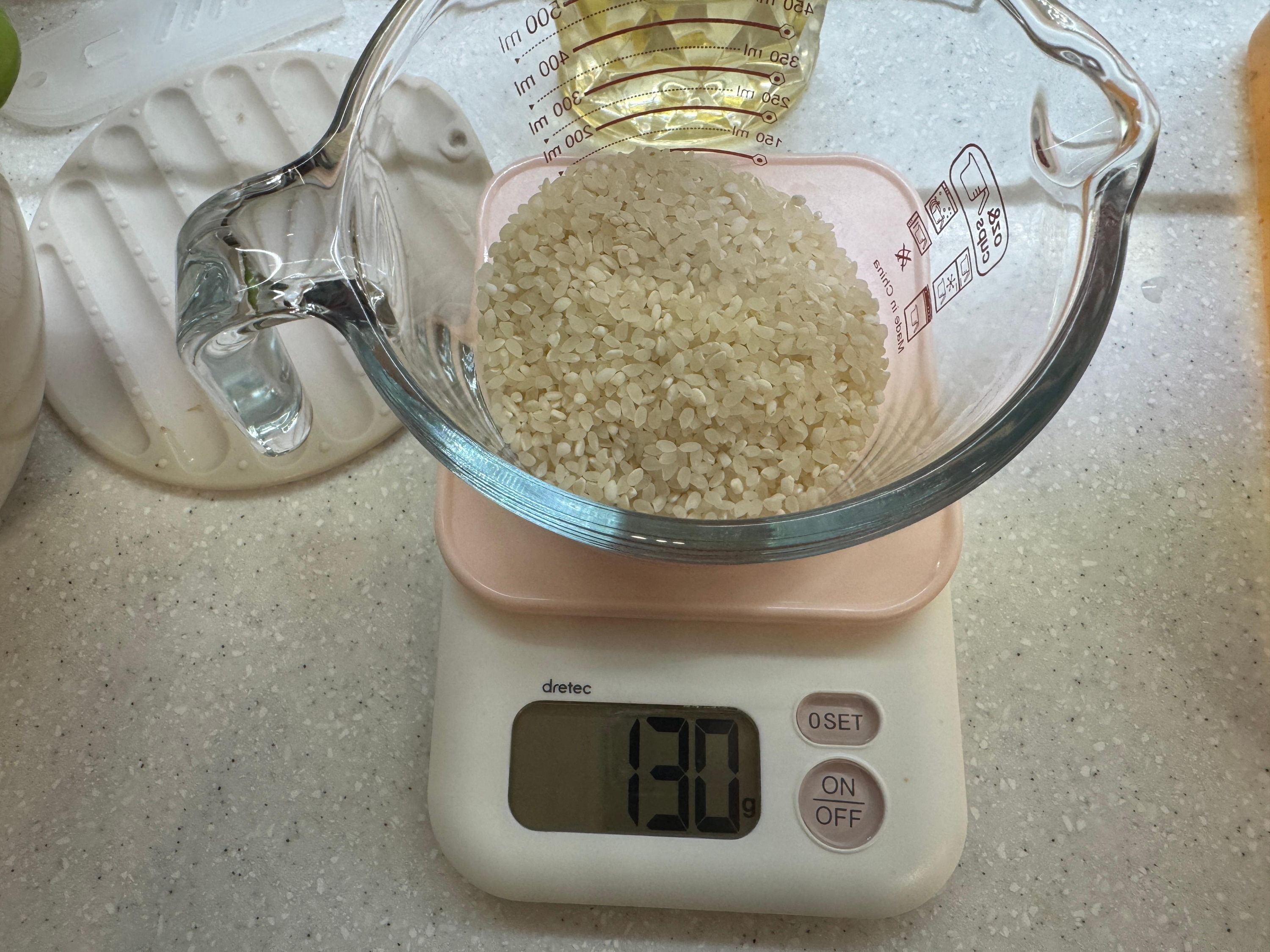 쌀 130g 계량한 사진 