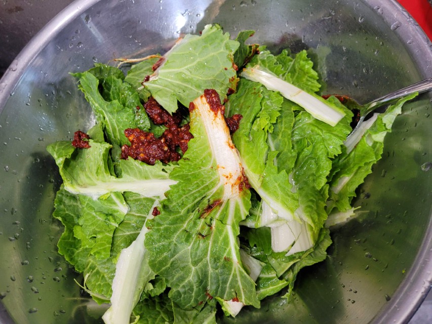 봄동에 양념을 넣는 과정