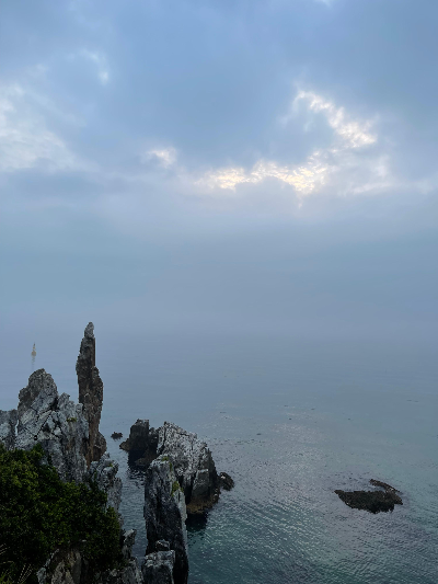추암 촛대바위에서 바라본 구름낀 바다 사진