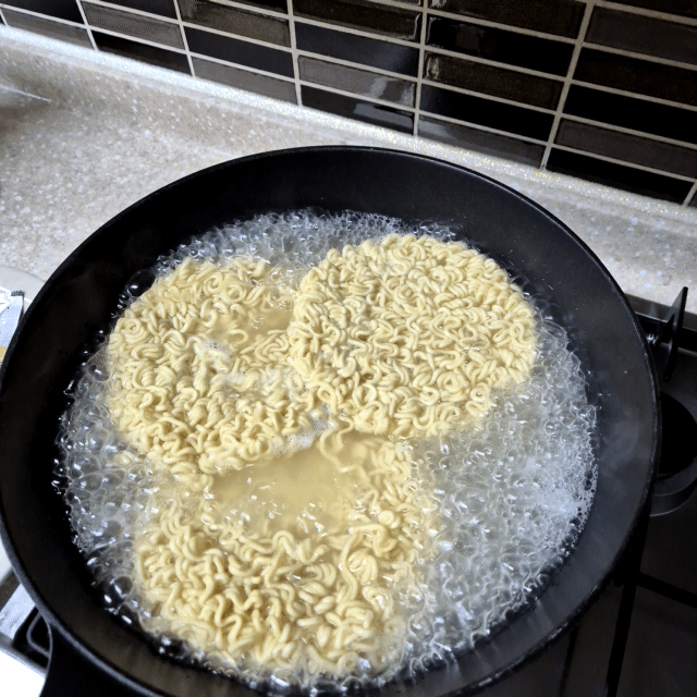 물을 넣고 끓인다.