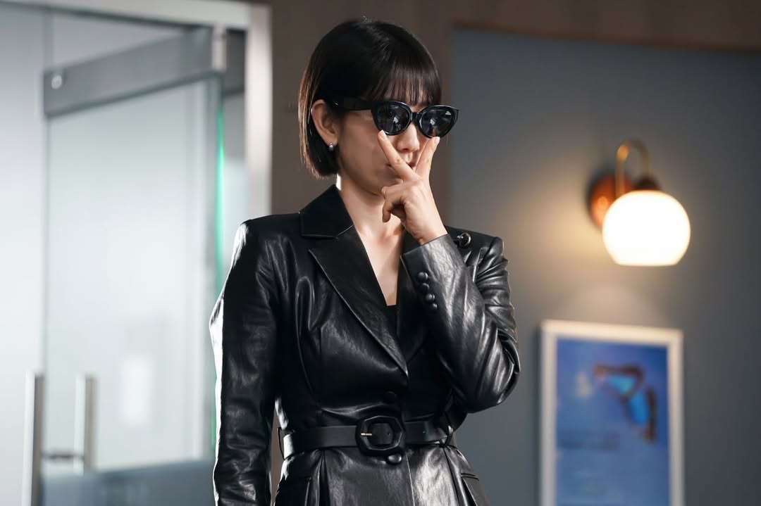 tvN 드라마 '언더커버 미쓰홍'에서 검정 가죽 자켓과 선글라스를 착용하고 포즈를 취하고 있는 배우 박신혜의 모습.