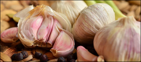 겉껍질이 벗겨지지 않은 마늘