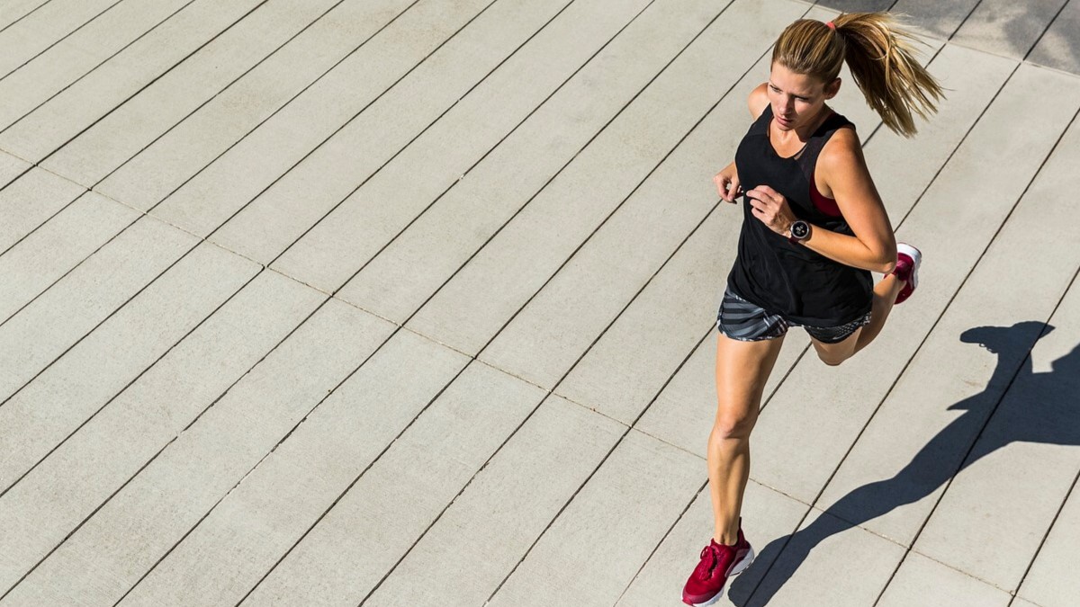 다이어트와 체중 감량을 위한 러닝 중인 여성
