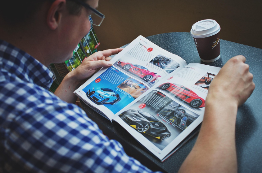 자동차 잡지 보는 사진