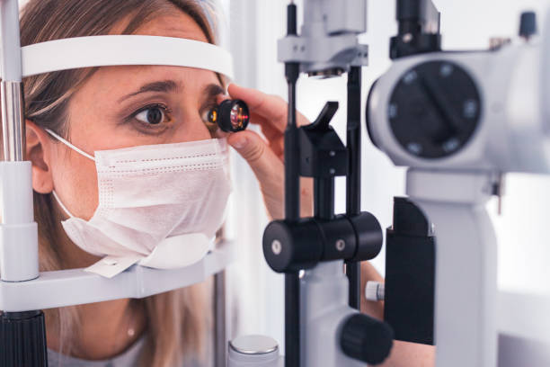 눈-검사중인-여성