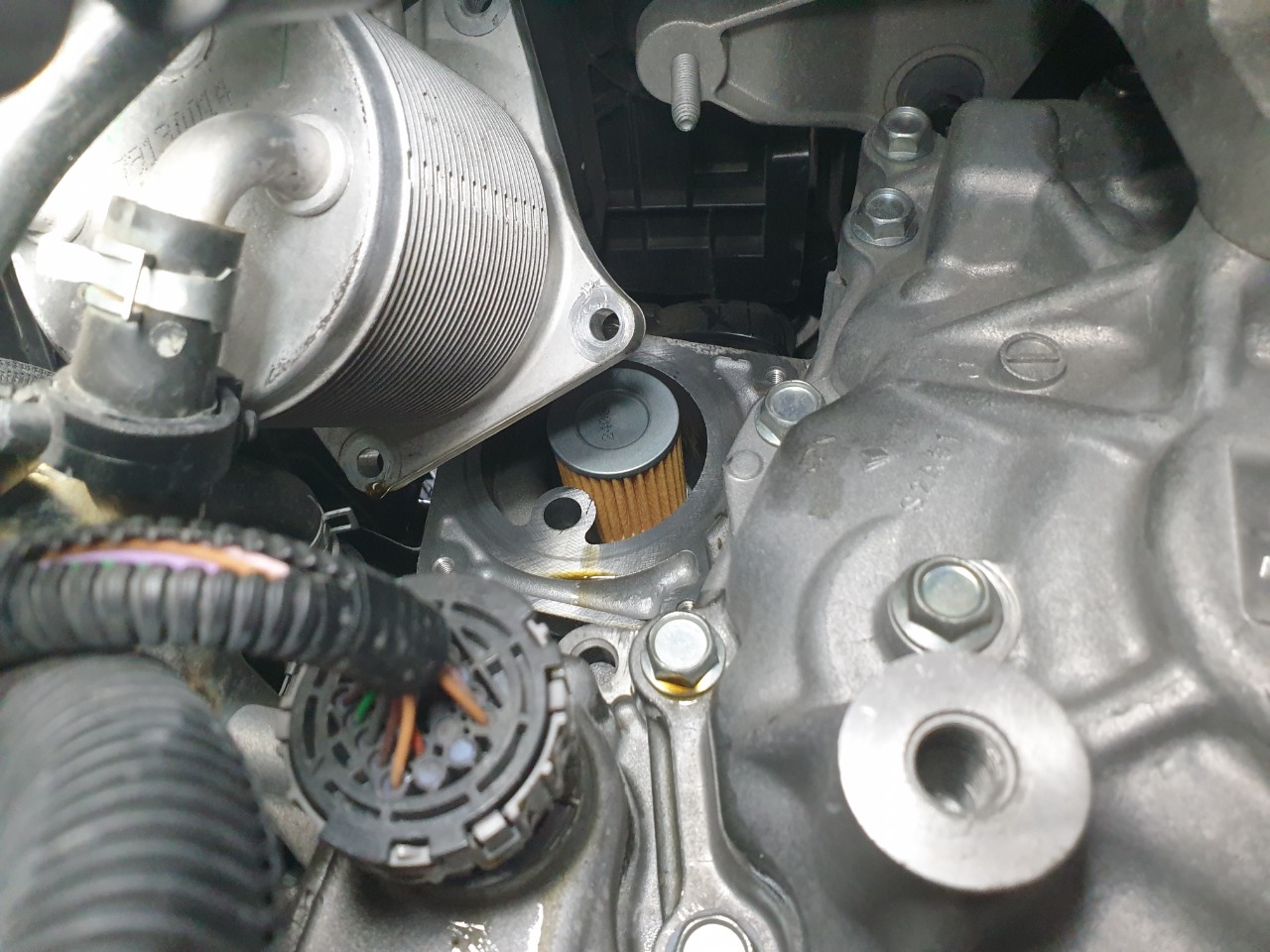 노란색으로 보이는 미션오일 필터