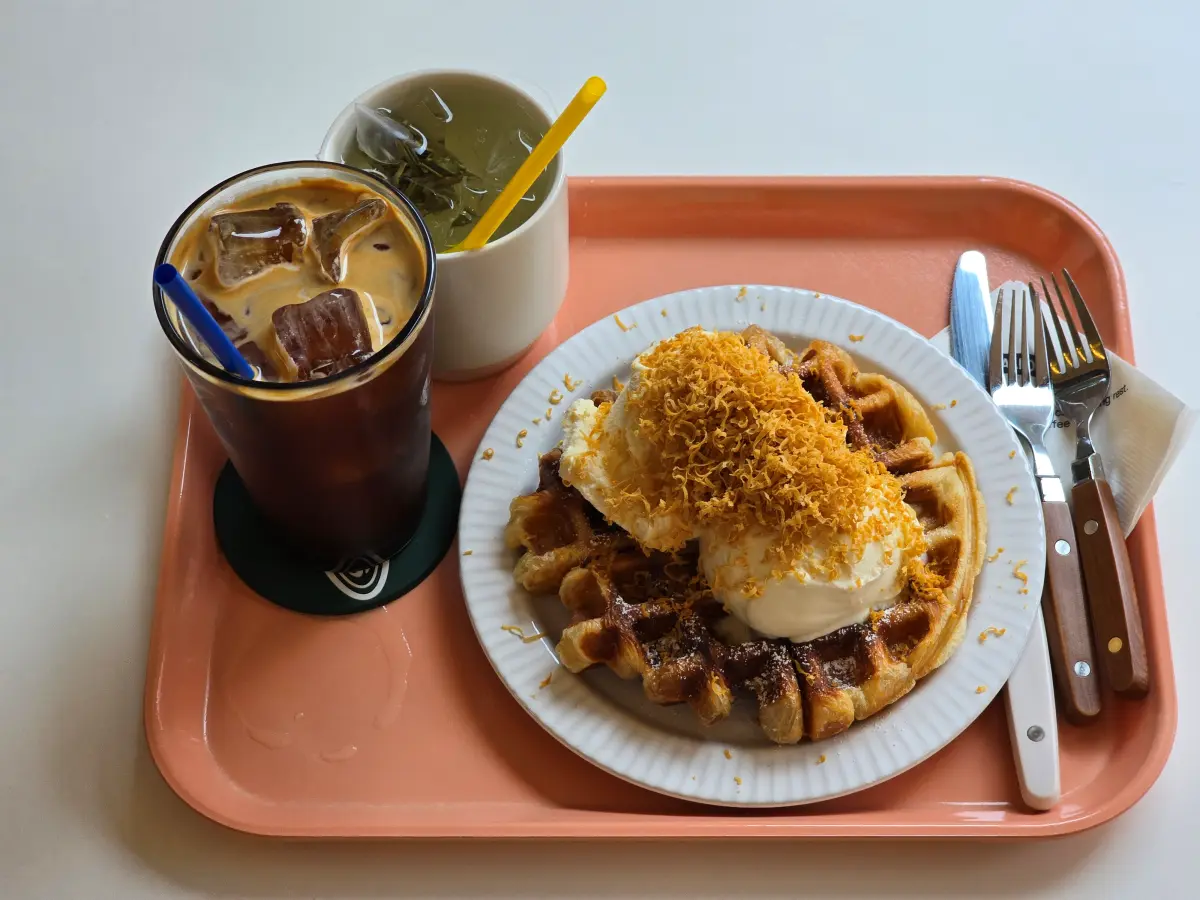 쟁반위 커피,레몬그라스 티, 브라운 치즈 크로플