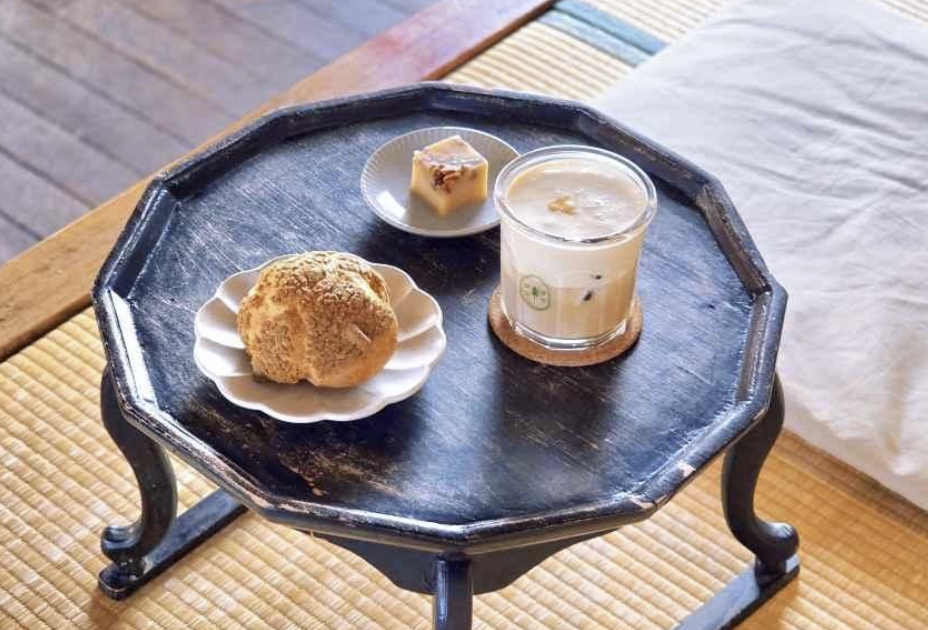 명주동 골목 나무 질감이 느껴지는 따뜻하고 아늑한 공간