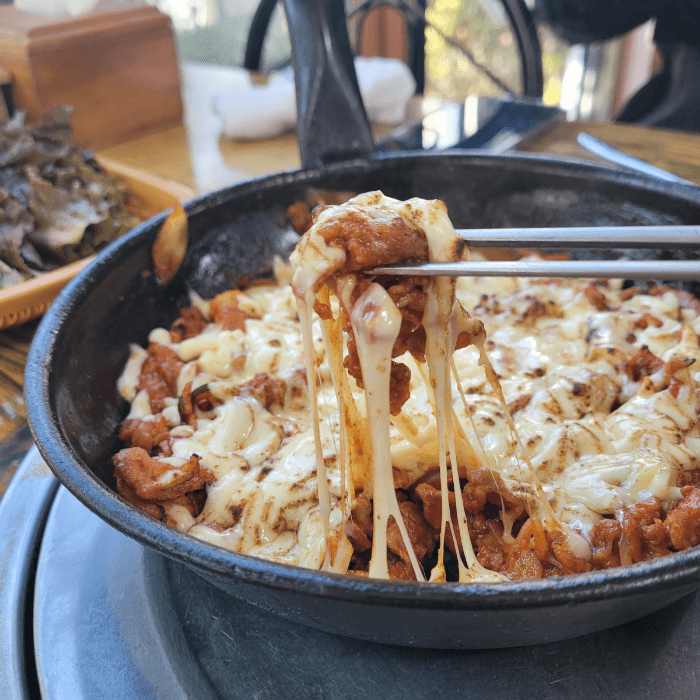 치즈가-곁들여진-양념불고기