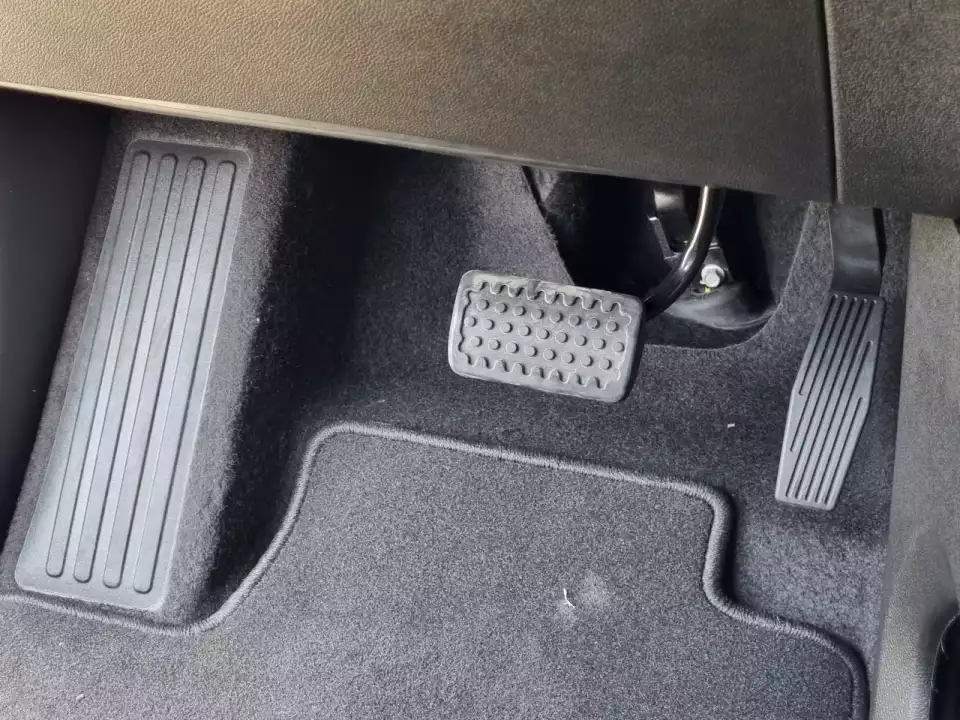 볼트 EUV의 풋 레스트, 브레이크 및 가속 페달은 이렇습니다.