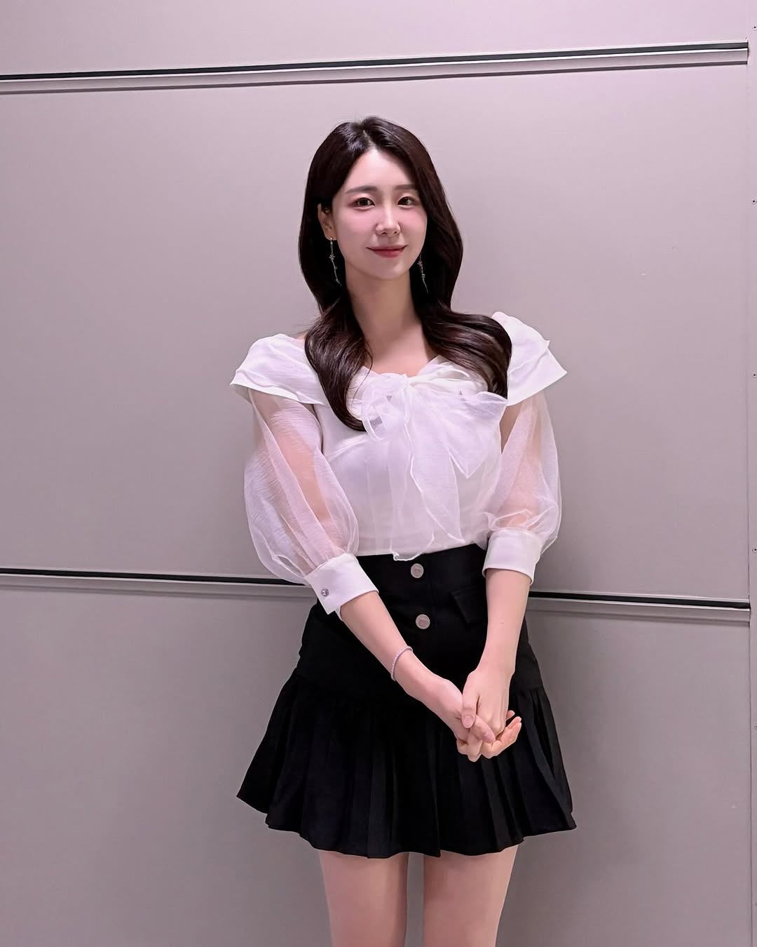 이지현 아나운서 흰색 블라우스 전신