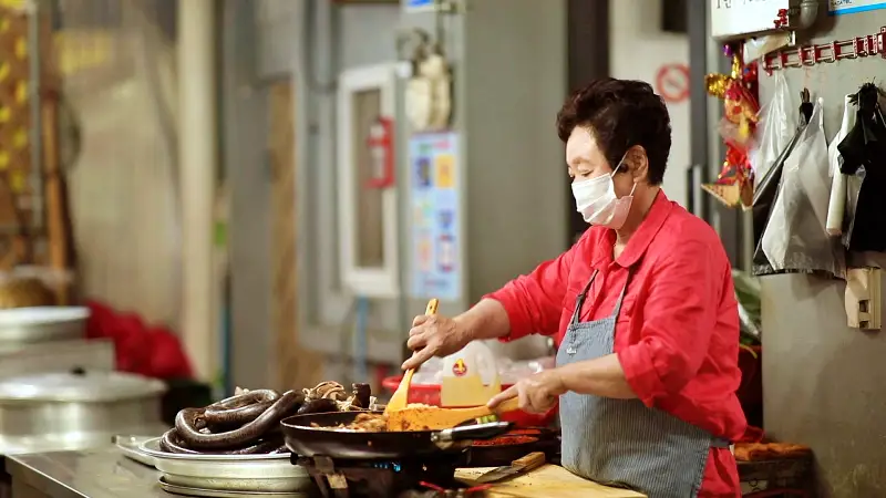 김영철의 동네 한 바퀴 모자 함께하는 40년 노포 통닭 치킨 순대볶음 보령 한내시장 맛집 소개