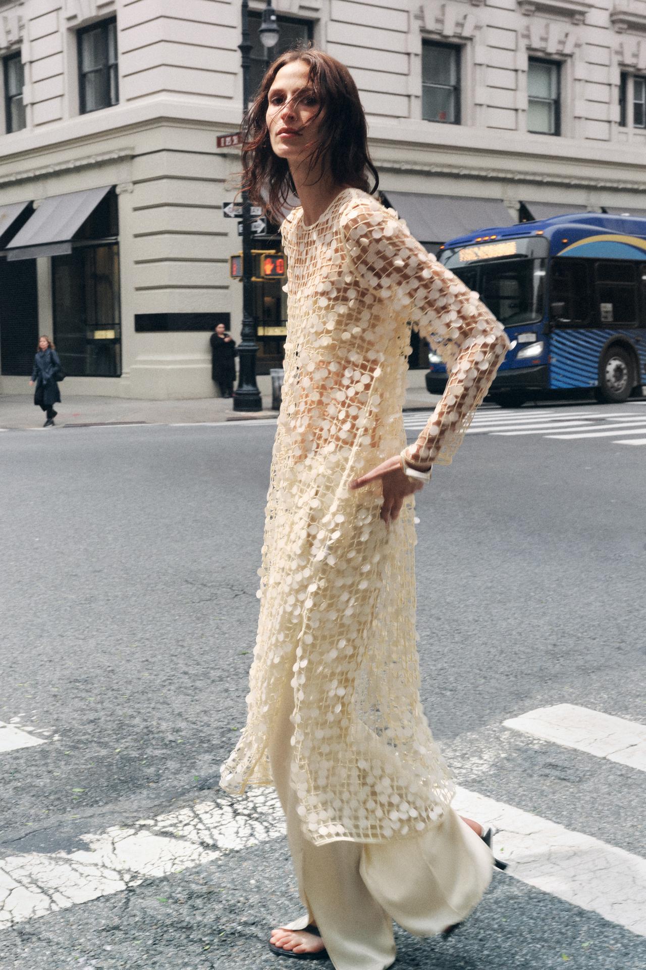 신민아 패션,신민아 스타일링,신민아 ZARA,루이비통 신민아,시퀸 드레스 추천,ZARA 신민아 룩,ZARA 실버 드레스,ZARA 시퀸 드레스,SPA 브랜드 대체템,셀럽 스타일 따라잡기