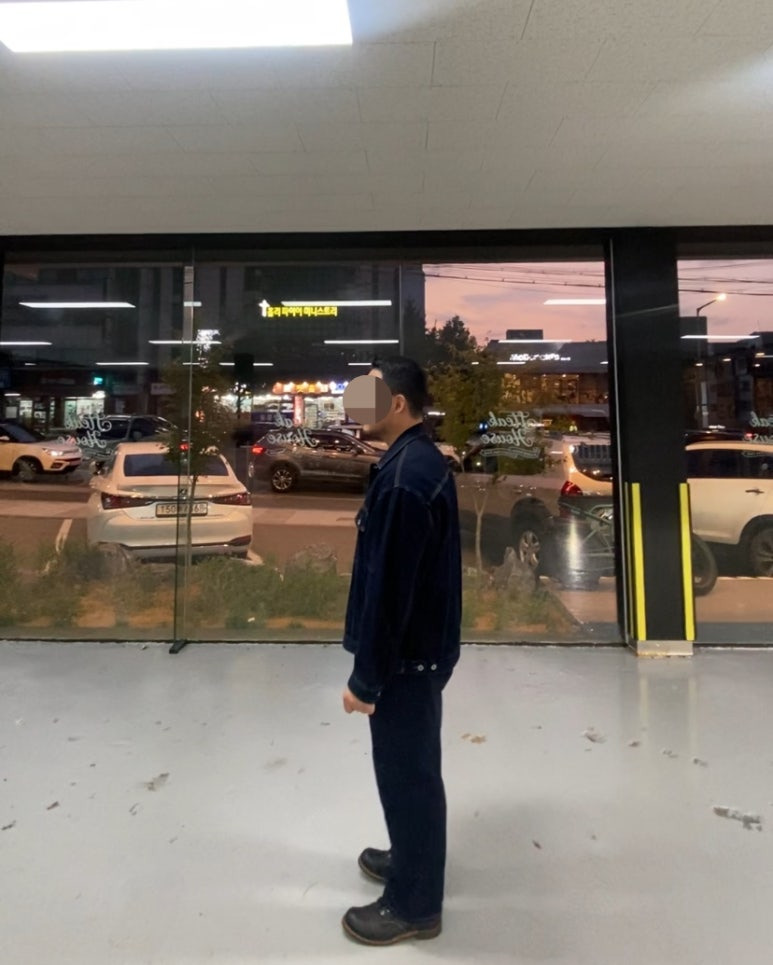 데일리룩('25. 9. 27.)무신사스탠다드 오버사이즈 생지 데님 트러커 재킷, 폴로랄프로렌 베이직 티셔츠, 무신사스탠다드 생지 레귤러핏 데님팬츠, 레드윙 아이언레인저 블랙 하니스