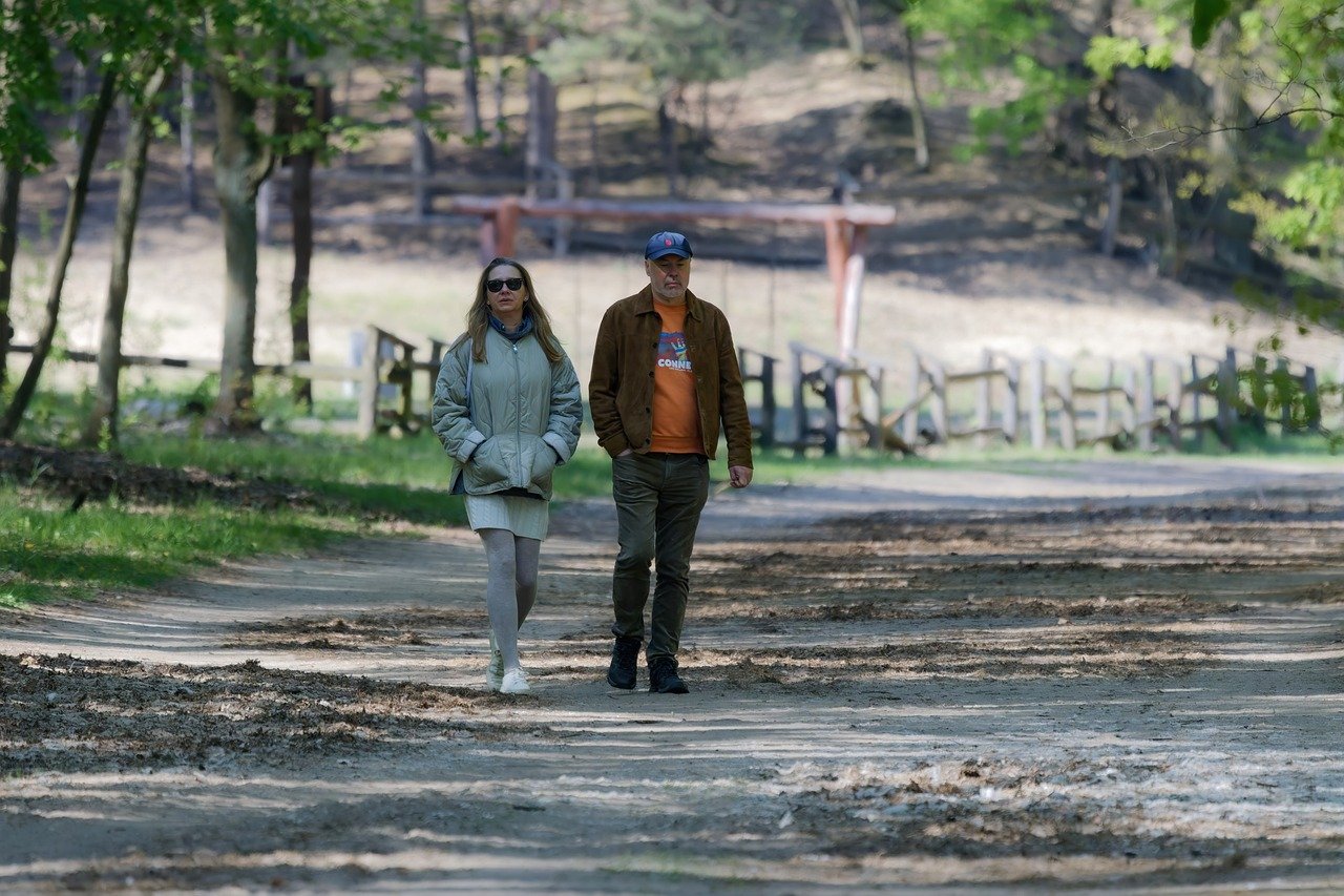 걷고 있는 부부의 모습