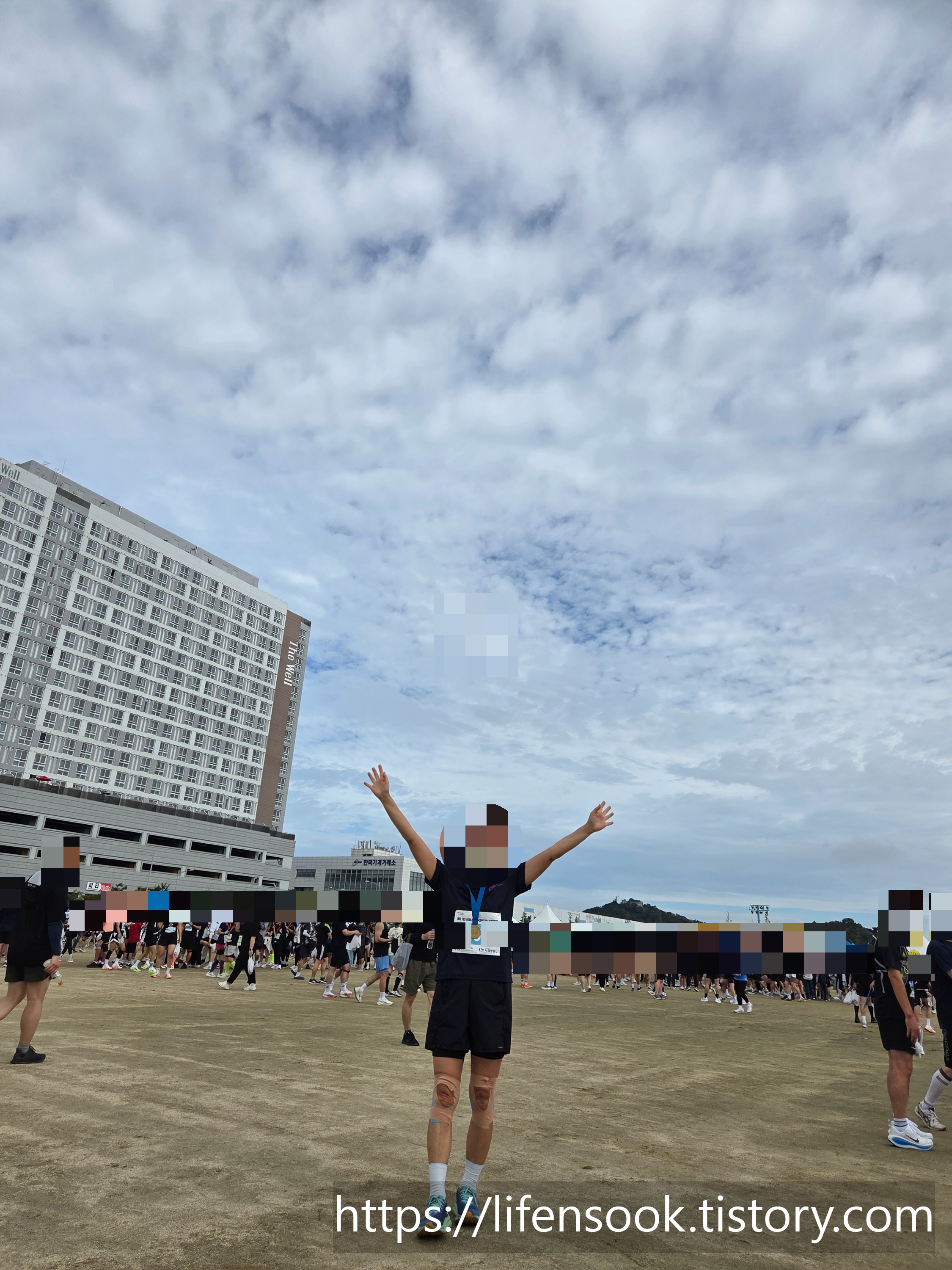 제11회 시흥시 전국 하프 마라톤 대회 10km 완주 후 찍은 기념사진