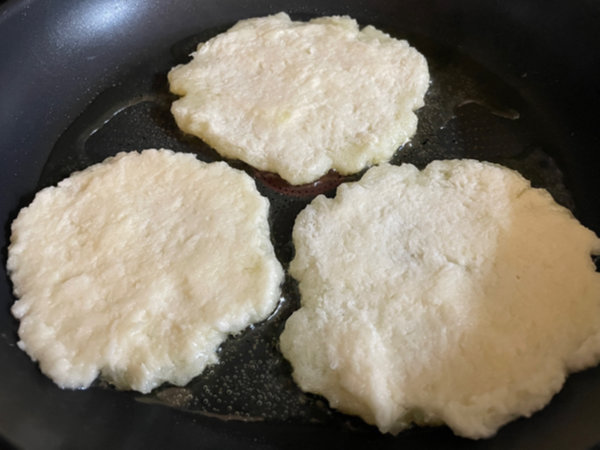 감자전 만들기 - 감자 반죽을 얇게 펴올리기