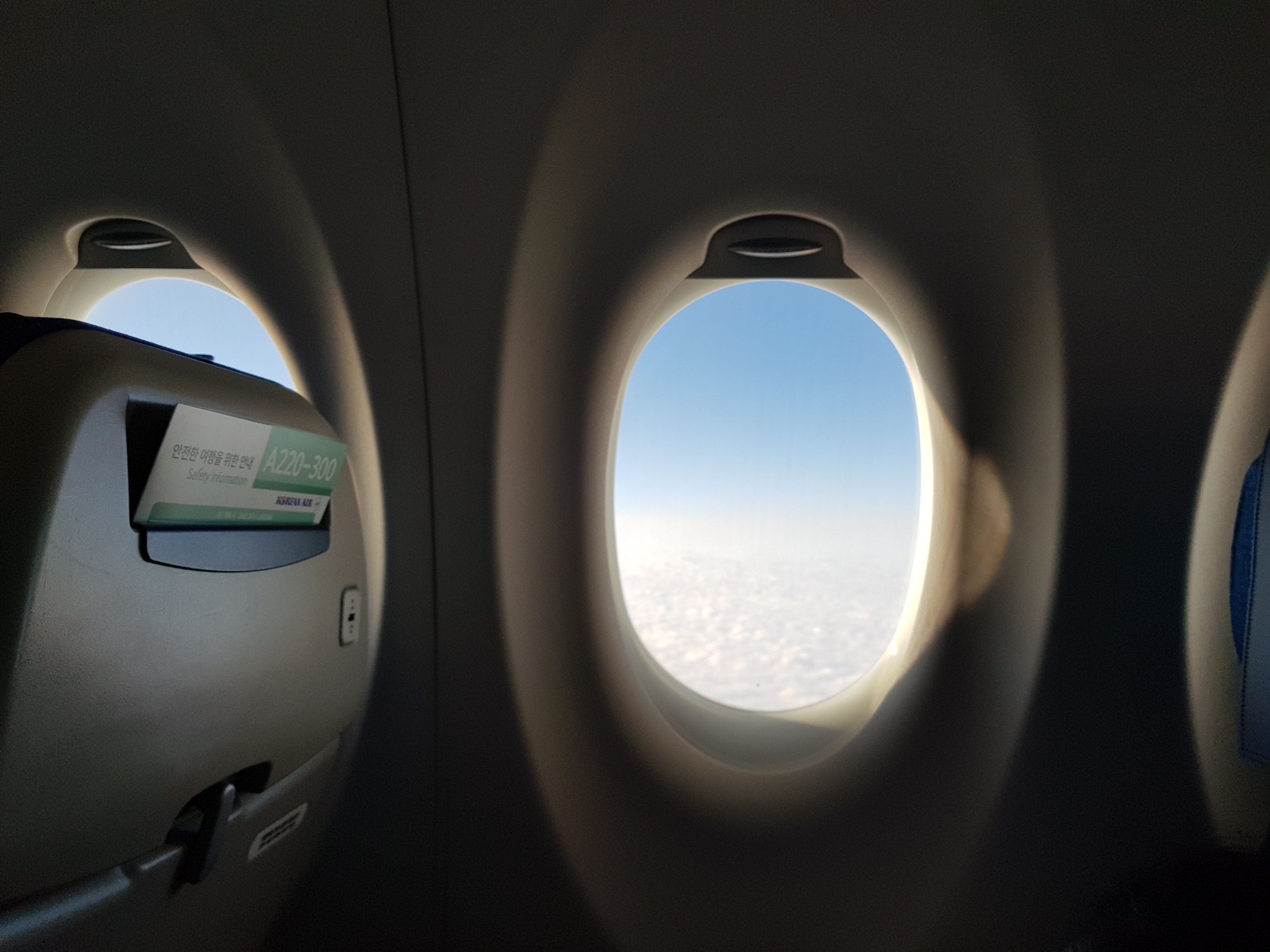 제주도로 향하는 국내선 비행기 안에서 창밖을 보며