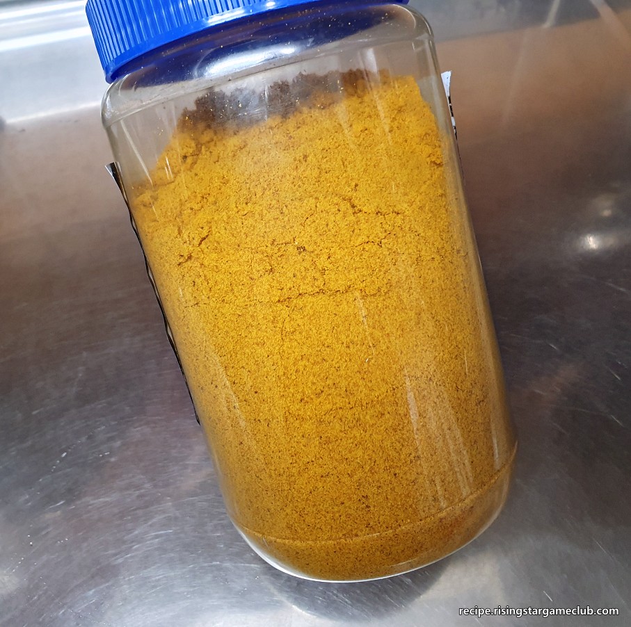 대용량 카레가루를 밀폐용기에 담아 둔 사진