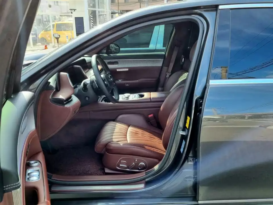 G90 운전석 문을 연 모습입니다.