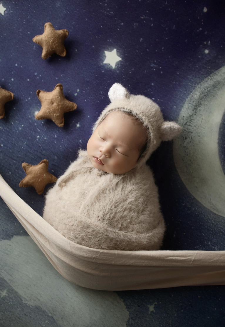 밤을 배경으로 숙면중인 아기