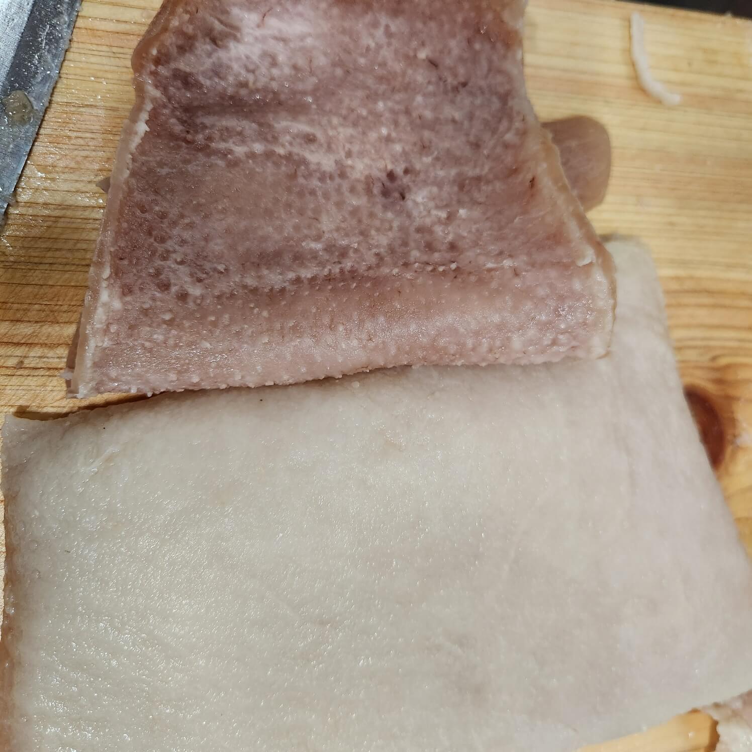 돼지껍데기 손질 해야지 잡내가 없어요.