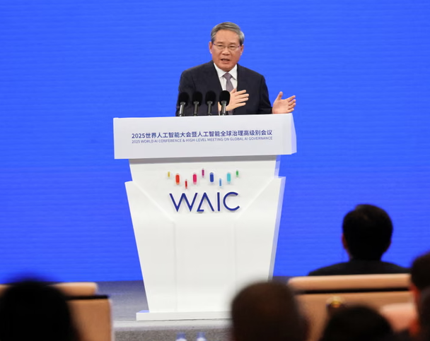 리창 중국 총리가 상하이에서 열린 세계인공지능대회 개막식에서 연설하고 있다.
