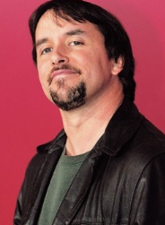 검은 옷을 입고 있는 리처드 링클레이터