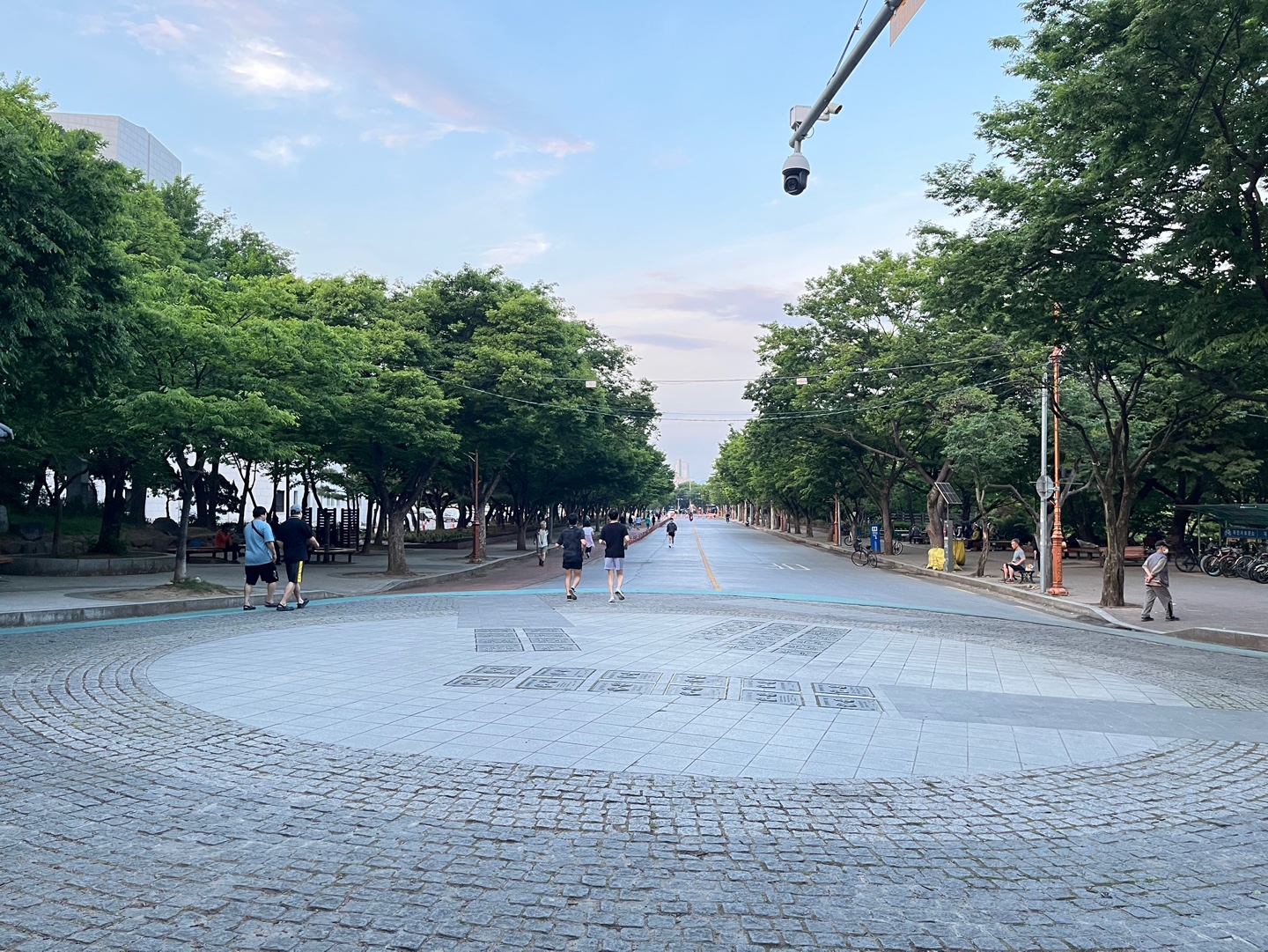 사람들이_걷고있는_두류공원_광장