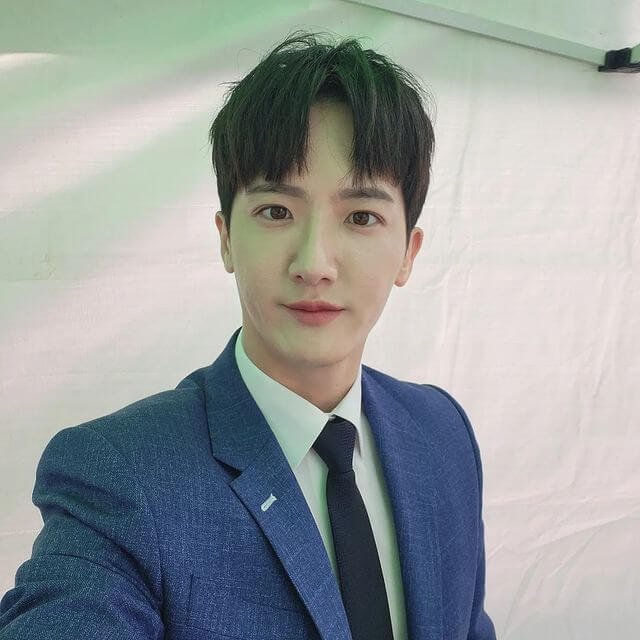 파란색 정장입은 하동근