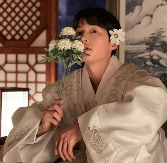 송중기-꽃-들고