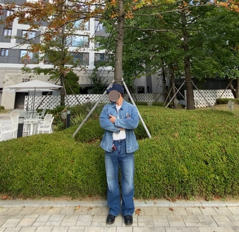 데일리룩('25. 10. 22.)구제 빈티지 NY 볼캡, 칼하트 빈티지 청자켓, 어커버 오버핏 티셔츠, 무신사스탠다드 빅 브러쉬 와이드 데님 팬츠, 레드윙 아이언레인저 블랙 하니스