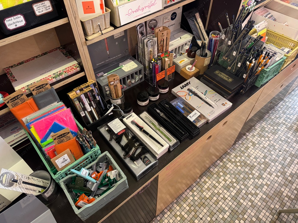 팬시한 문방구. Papeterie에요. LAMY 만년필과 특이한 펜들이 눈에 들어와요.