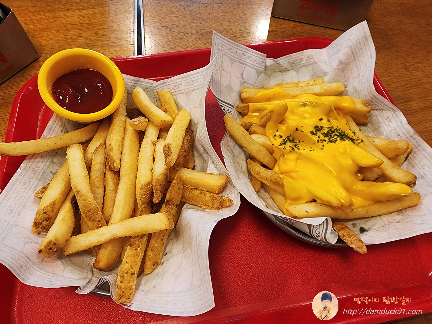 프렌치 프라이즈와 치즈 프라이즈
