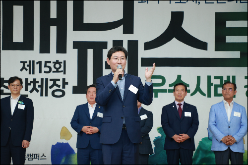 용인특례시가 한국매니페스토실천본부와 '회복력 도시' 조성 위한 업무협약을 체결했다. 사진은 안동에서 열린 '2025 전국 기초단체장 매니페스토 우수사례 경진대회'에서 인사말을 하고 있는 이상일 용인특례시장