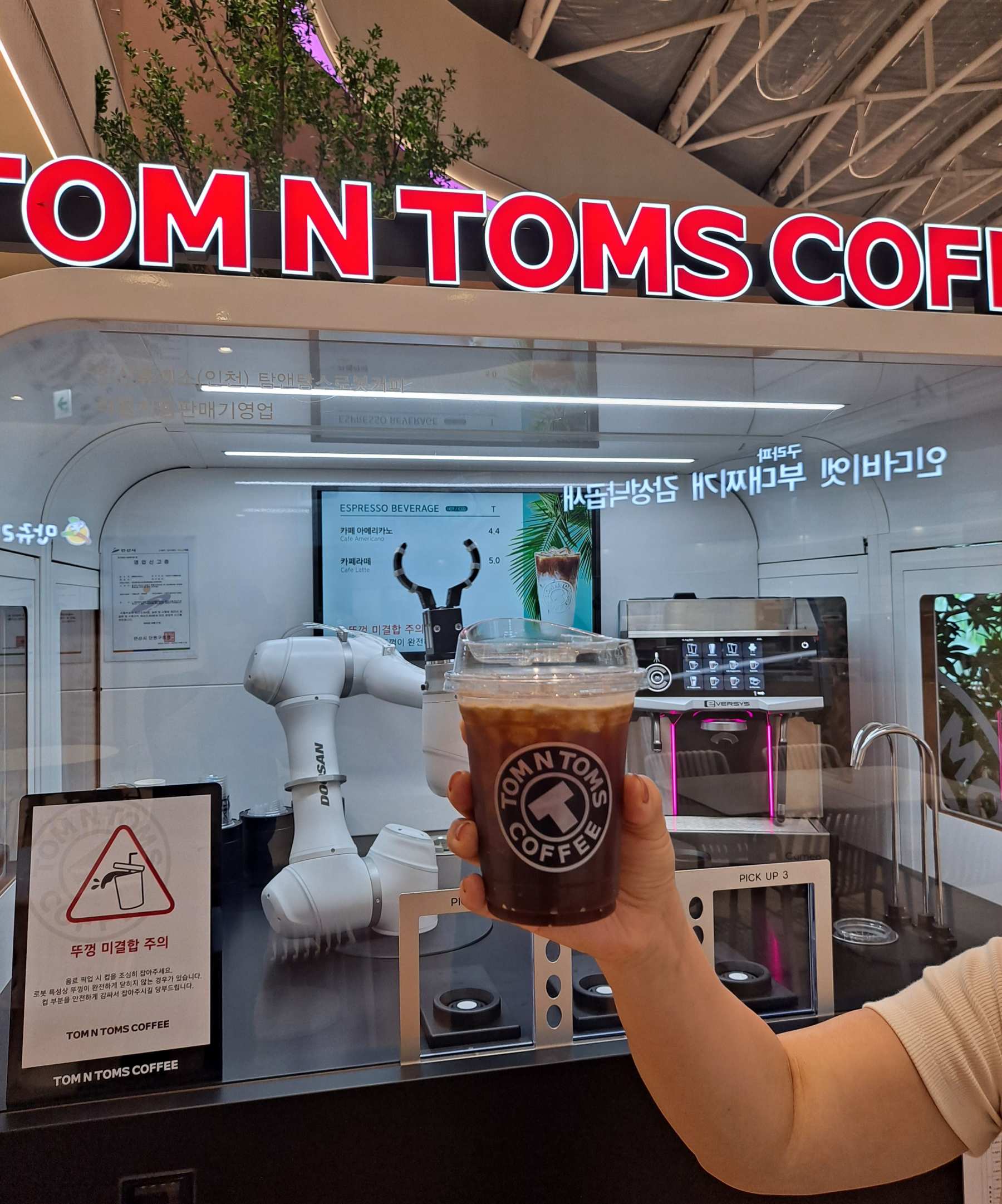안산휴게소 탐앤탐스 로봇이 제공한 커피