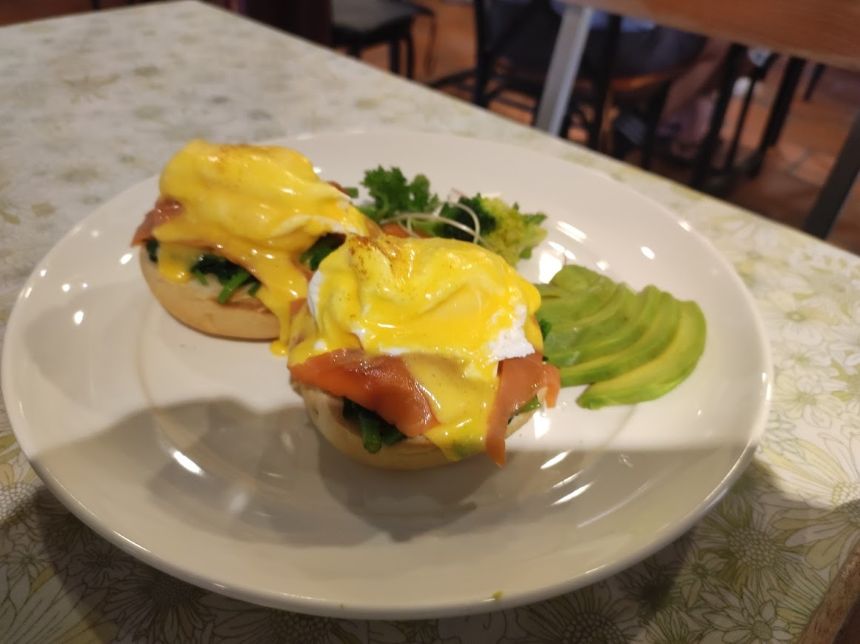 다낭 푸나 카페 연어 에그 베네딕트 아보카도