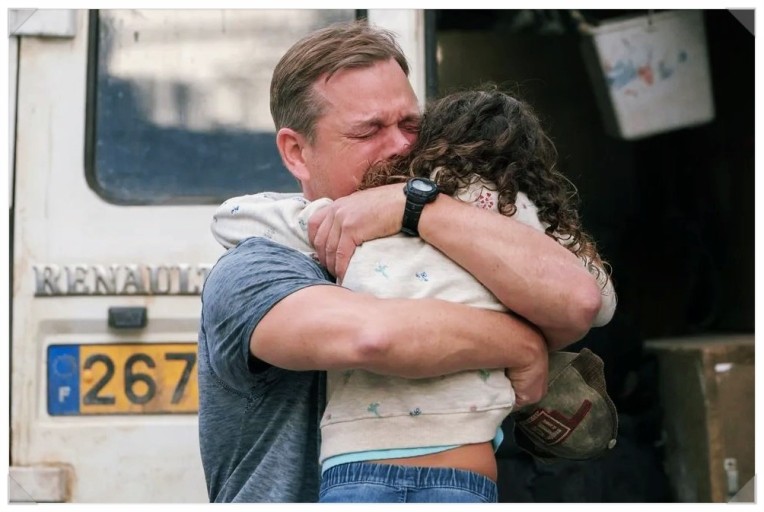 딸을 안고 있는 아버지의 모습