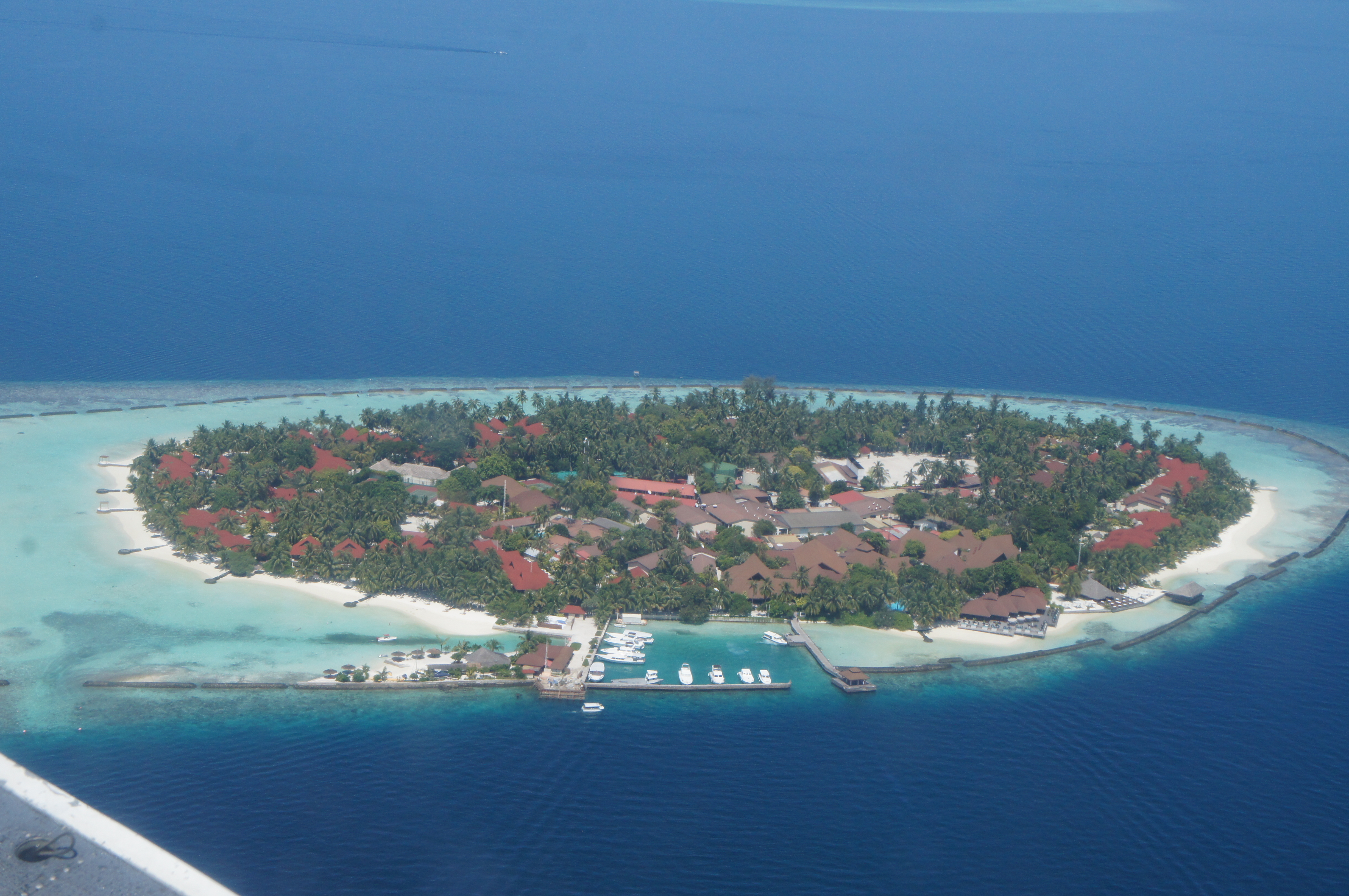 수상비행기 아래로 보이는 리조트 아일랜드